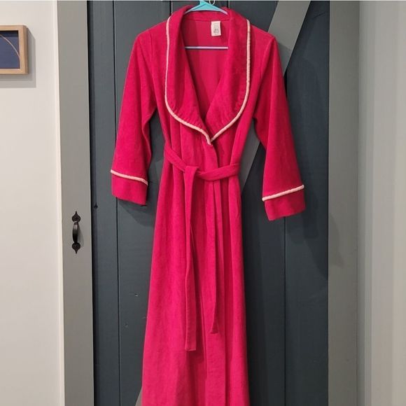 Other - VTG Fushia Robe MEDIUM Bundle 2+ for HUGE DISCOUNT 👗